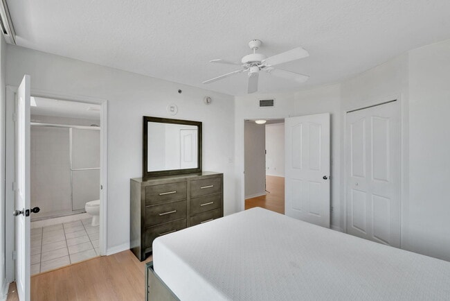 Building Photo - 2665 SW 37th Ave