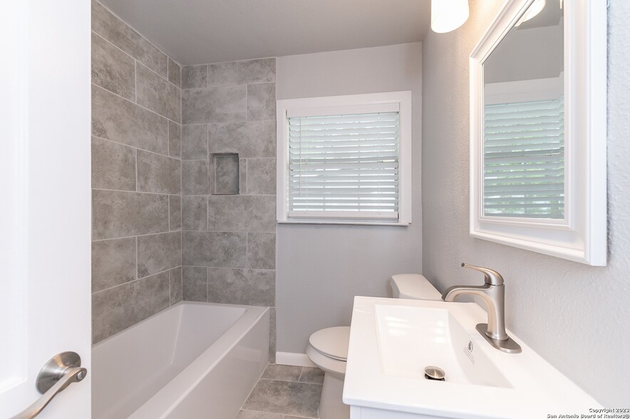 Guest bath - 331 Byrnes Dr