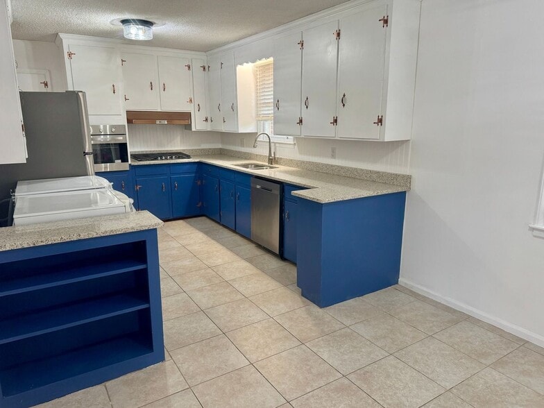 Building Photo - 2522 Stonehenge Dr