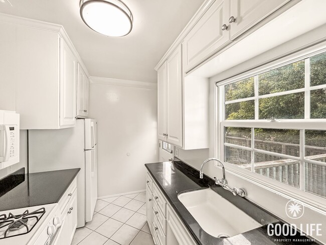 Building Photo - Beautiful 2BD/1BA Condo Located in Hillcrest! W/ Laundry On-Site and Across The Street From Balbo...