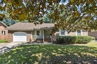 Building Photo - Charming Rental in Central Location