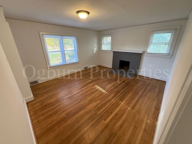 Building Photo - 2046 Queen St