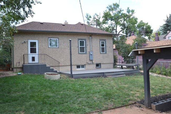 Building Photo - 821 N Walnut St