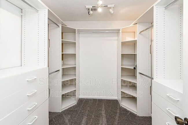 Building Photo - 11 Poets Corner