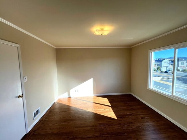 Building Photo - GORGEOUS, BEAUTIFULLY MAINTAINED 3 BED/2 B...