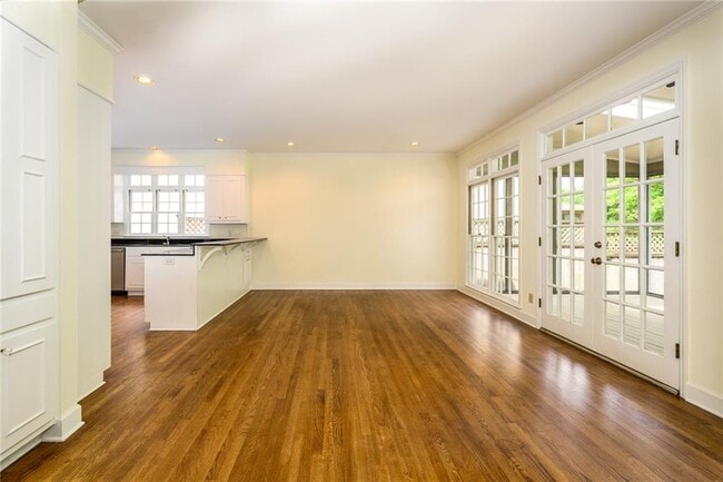 Building Photo - 1034 St James Crossing