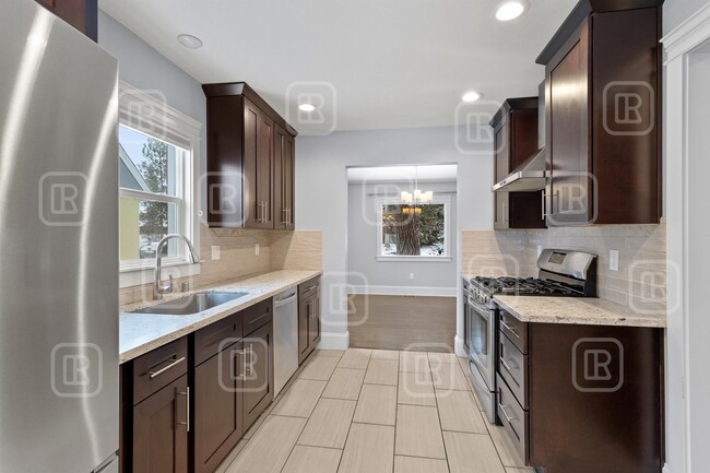 Building Photo - 414 W 29th Ave