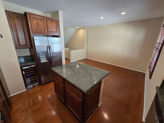 Building Photo - Luxury Tri-Level Townhome – Terraces at Es...