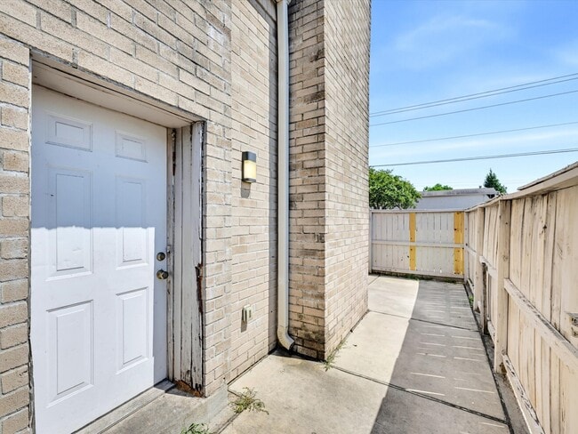 Building Photo - 9548 Pagewood Ln