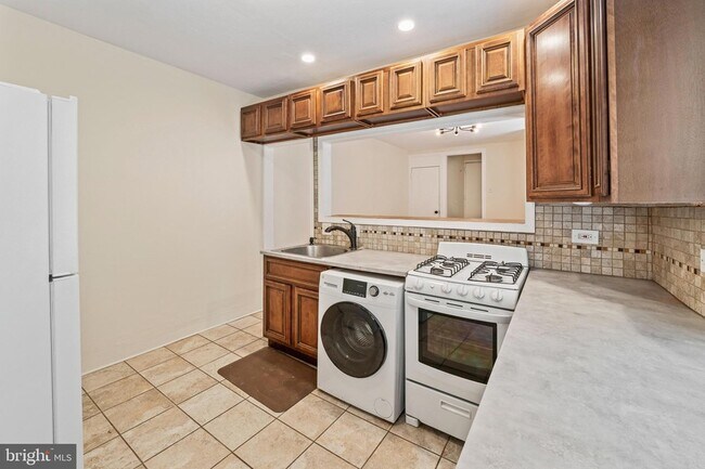 Building Photo - 2223 Frankford Ave