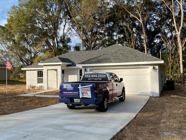 Building Photo - NOT AVAILABLE FOR SHOWING OR MOVE IN UNTIL 09/15/2026!!! Custom Home - Desirable SE Ocala neighbo...