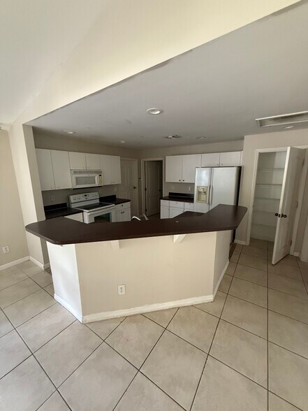 Building Photo - 689 Foxchase Dr
