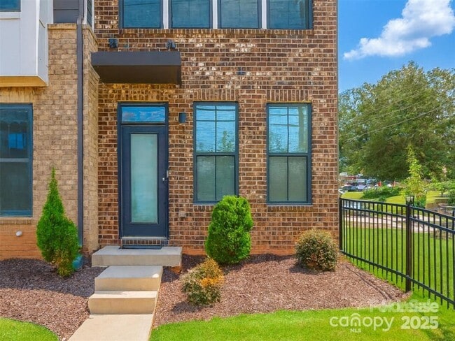 Building Photo - 3739 S Tryon St