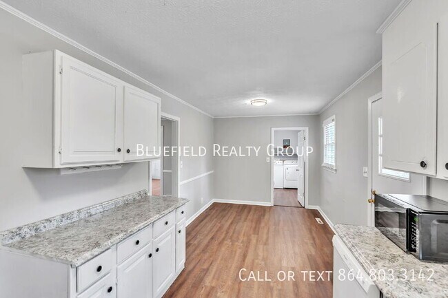 Building Photo - 107 111 River Rd Cir