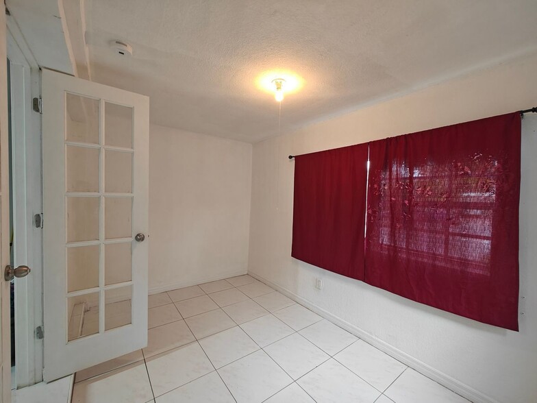 Building Photo - 76 NE 170th St