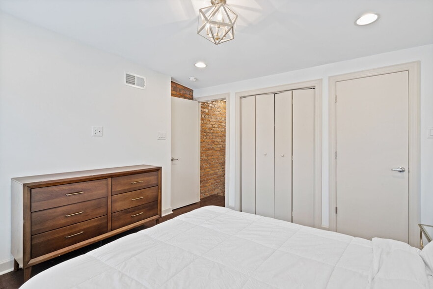 Building Photo - 710 Clymer St