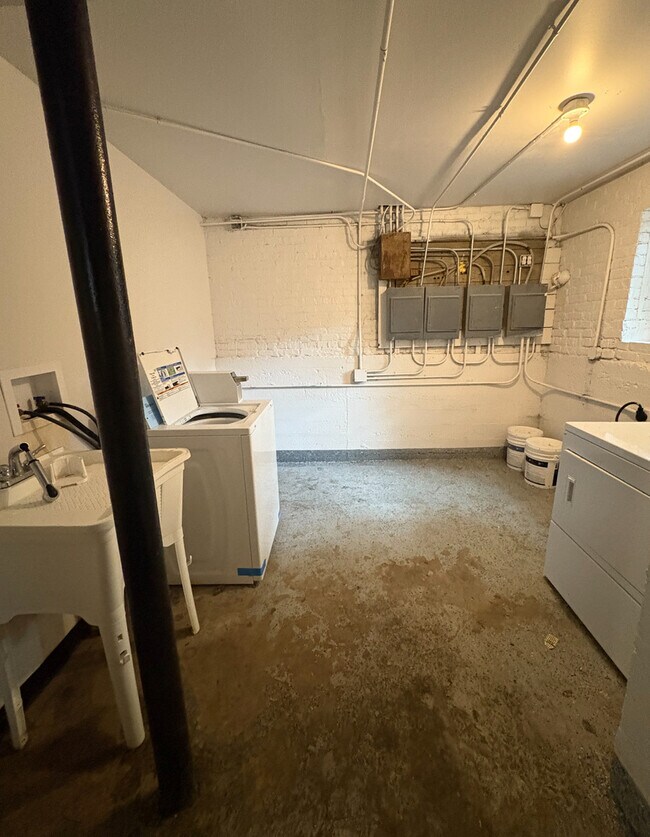 Building Photo - 7741 S Yates Blvd