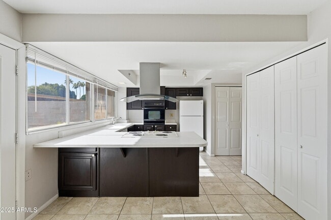 Building Photo - 1628 E Logan Dr