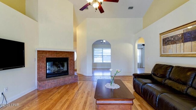 Building Photo - 816 W 8th St Cir