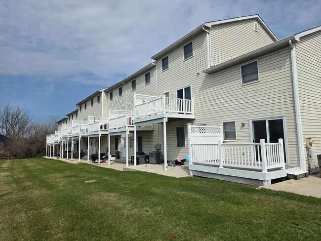 Building Photo - End Unit 2 Bedroom