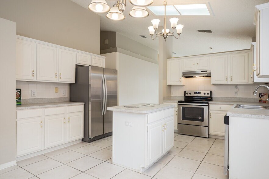 Building Photo - 15833 Pine Lily Ct