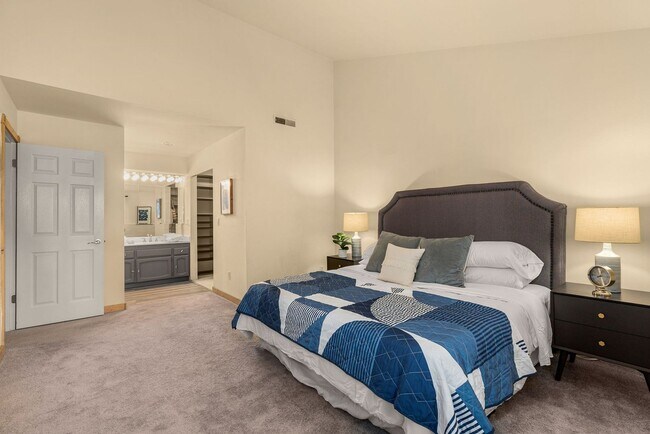 Building Photo - 2Bd/2Ba Kirkland Condo
