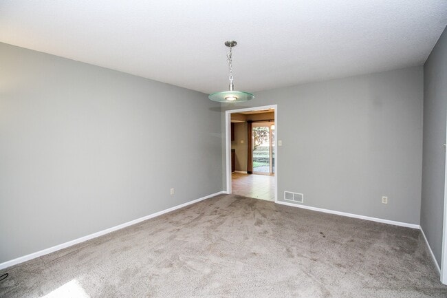 Building Photo - Beautiful Single Family Home located in South Columbia