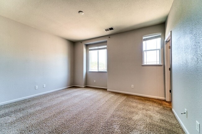 Building Photo - Spacious 4-Bedroom Home with Den – North Y...