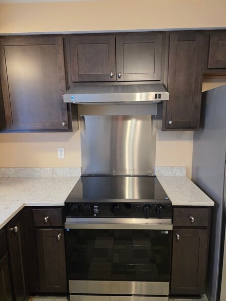 Building Photo - 65 Valley St