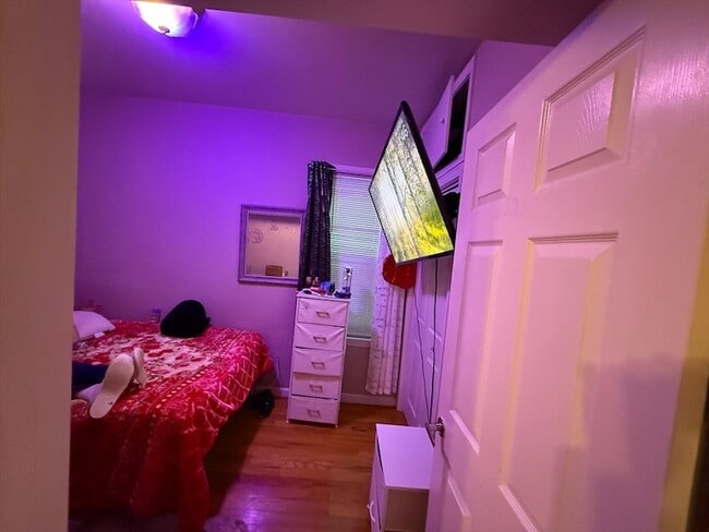 Building Photo - 852 Saratoga St