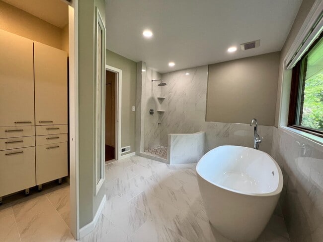 Building Photo - 6710 Persimmon Tree Rd