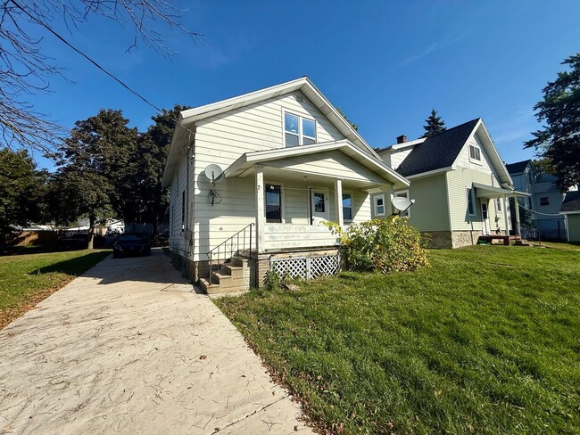 Building Photo - 3 Bed 1 Bath Single Family Home in Wausau - Now offering a 6 MONTH lease opportunity!