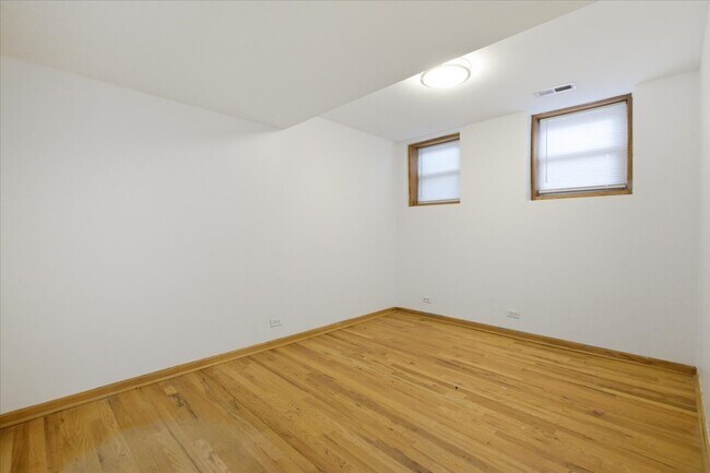 Building Photo - 1535 W Leland Ave