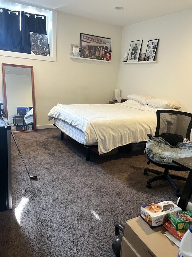 Building Photo - 1829 Vineyard St