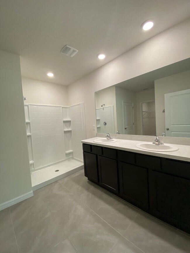 Building Photo - Desirable SE Ocala Neighborhood - Lake Dia...