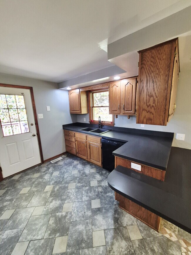 Building Photo - 976 Snow Mountain Rd