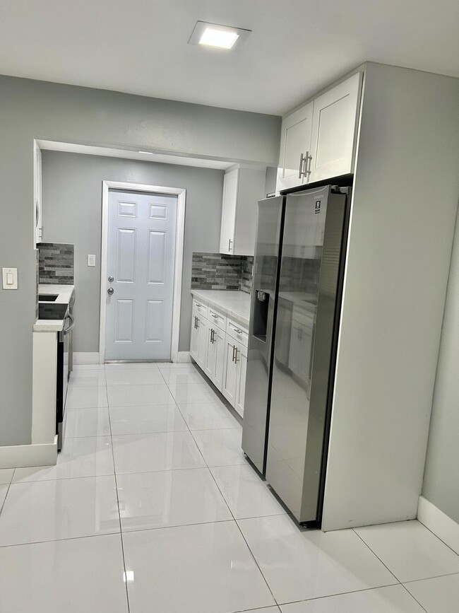 Building Photo - 721 NE 6th St