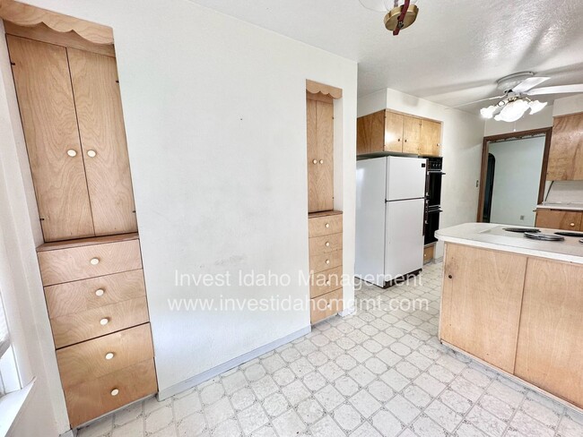 Building Photo - 2518 W Orchard Ave