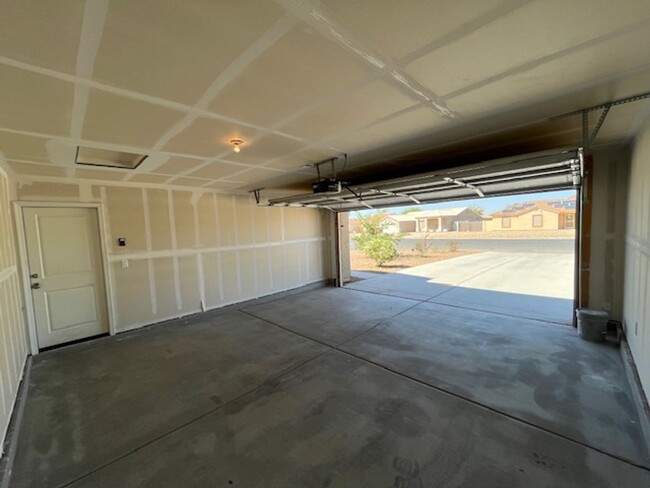 Building Photo - Newer Build 4 Bed/2 Bath In Arizona City