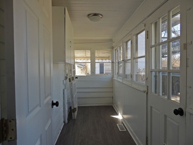 Building Photo - Two bedroom, one bath home is South Knoxville