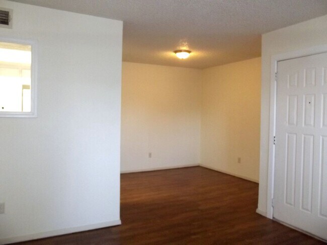 Building Photo - MOVE-IN SPECIAL  - 1 Bedroom, 1 Bath with Carport - Raintree Manor Condo