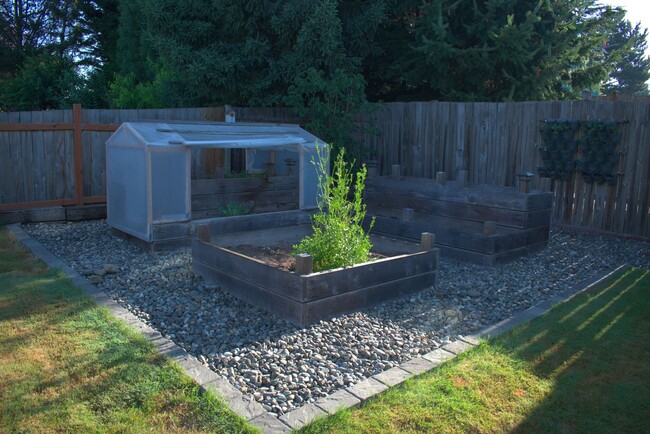 Building Photo - OPEN HOUSE SATURDAY 5/3/25 FROM 1:00-3:00 ...