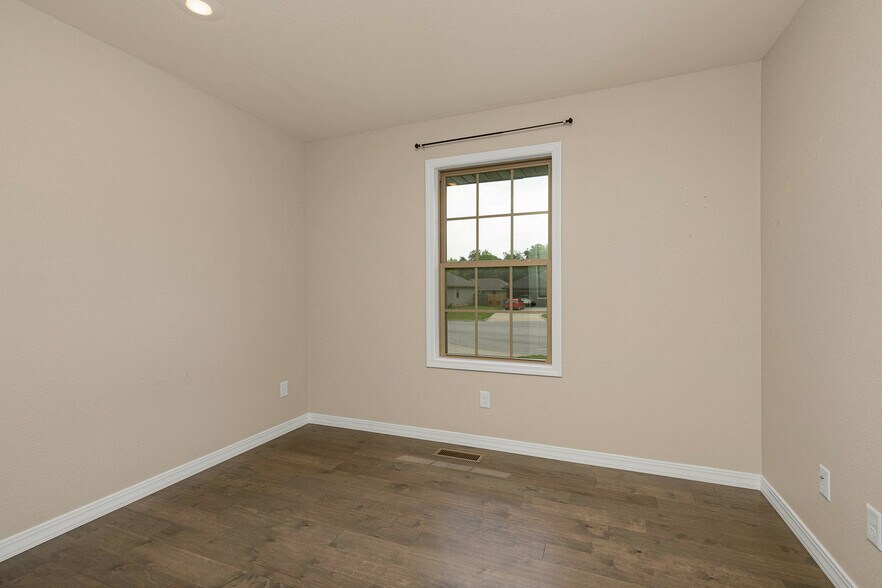 Building Photo - 1065 S Christopher Ave