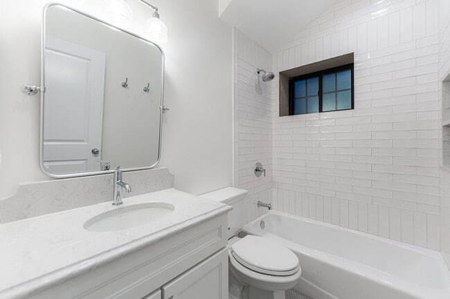 Building Photo - 509 W Armitage Ave