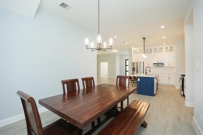 Building Photo - 322 S Amherst Dr