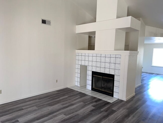Building Photo - Beautiful Laguna Pointe home.