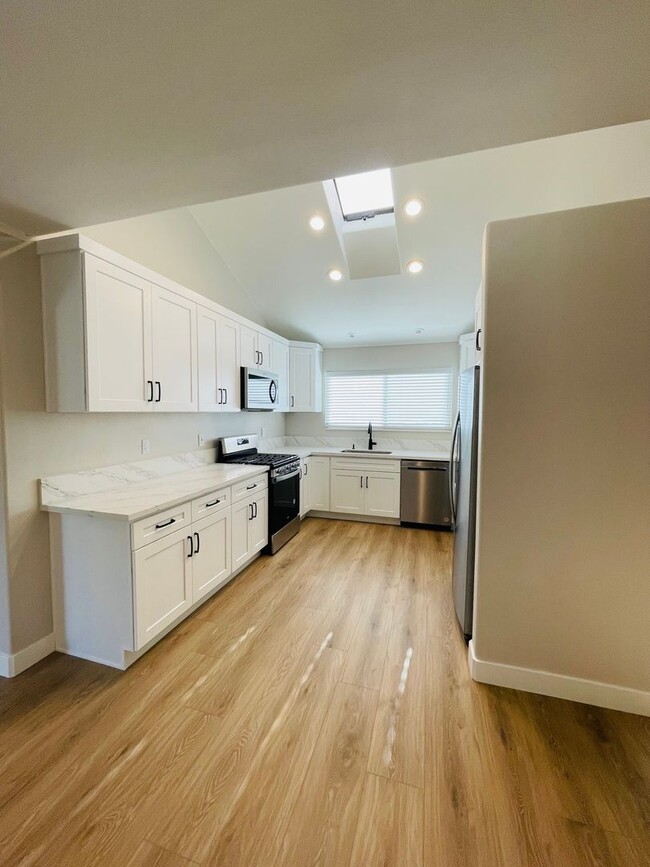 Building Photo - Amazing renovated 4 bedroom 2 full bath si...