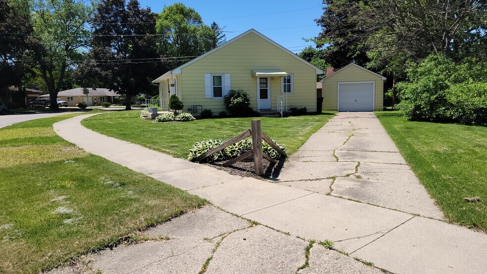 Building Photo - 1125 Woodman Rd