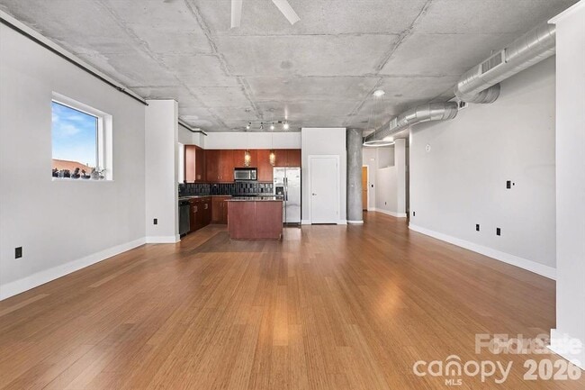 Building Photo - 505 E 6th St