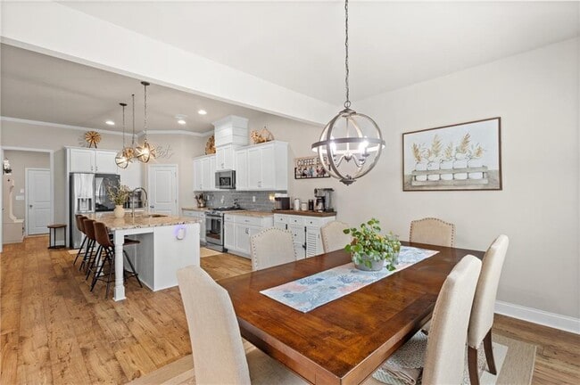 Building Photo - 2121 Charmond Dr